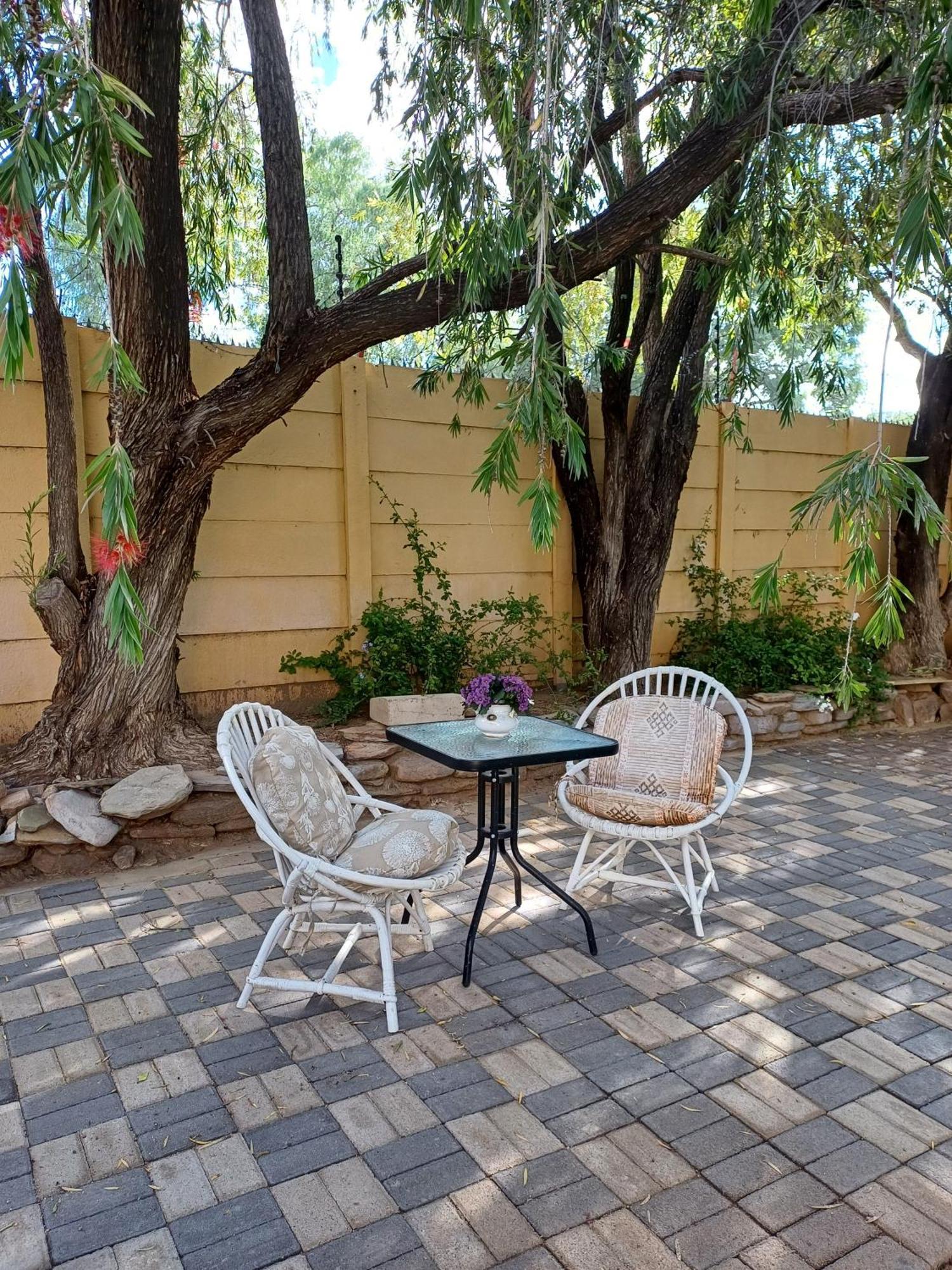 Capbon Guesthouse Виндхук Экстерьер фото